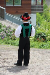 Junge in Tracht